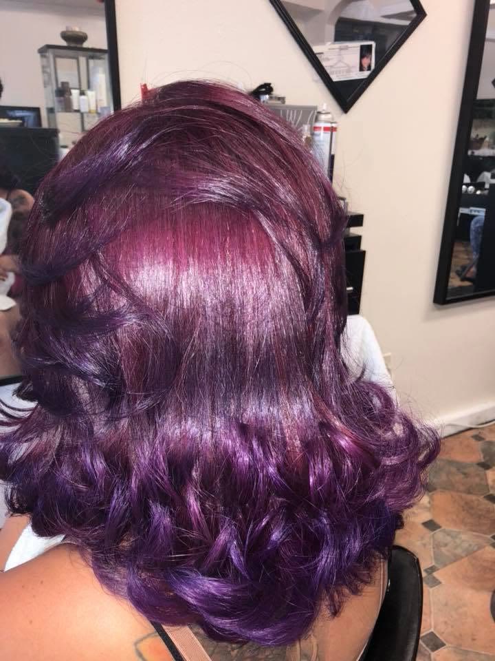 Color violeta con puntas en ondas