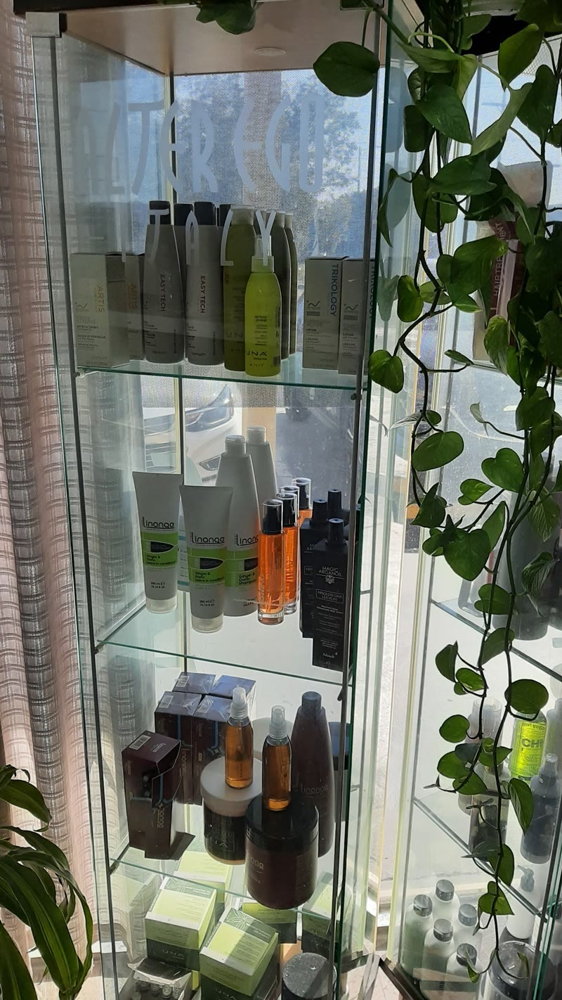 La vitrina de productos del salón