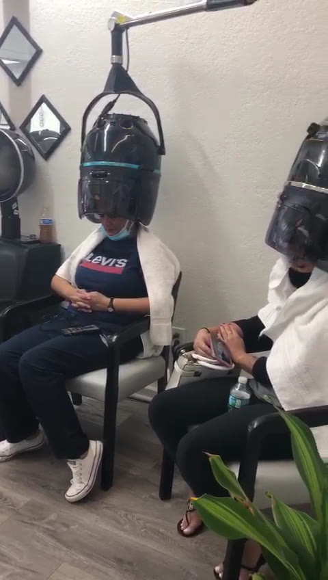 Clientas bajo los secadores de casco